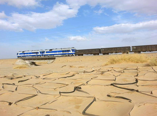 內蒙古臨策鐵路治沙工程